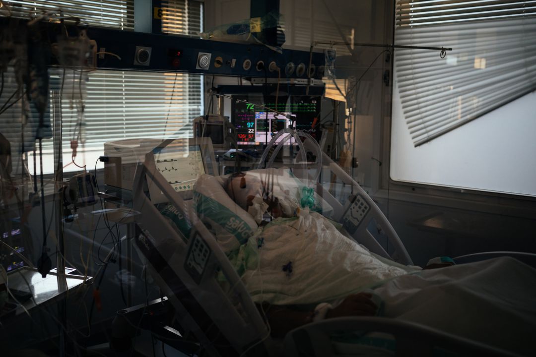 Un paciente con COVID-19 en una UCI del Hospital San Jorge de Huesca Un paciente con COVID-19 en una UCI del Hospital San Jorge de Huesca