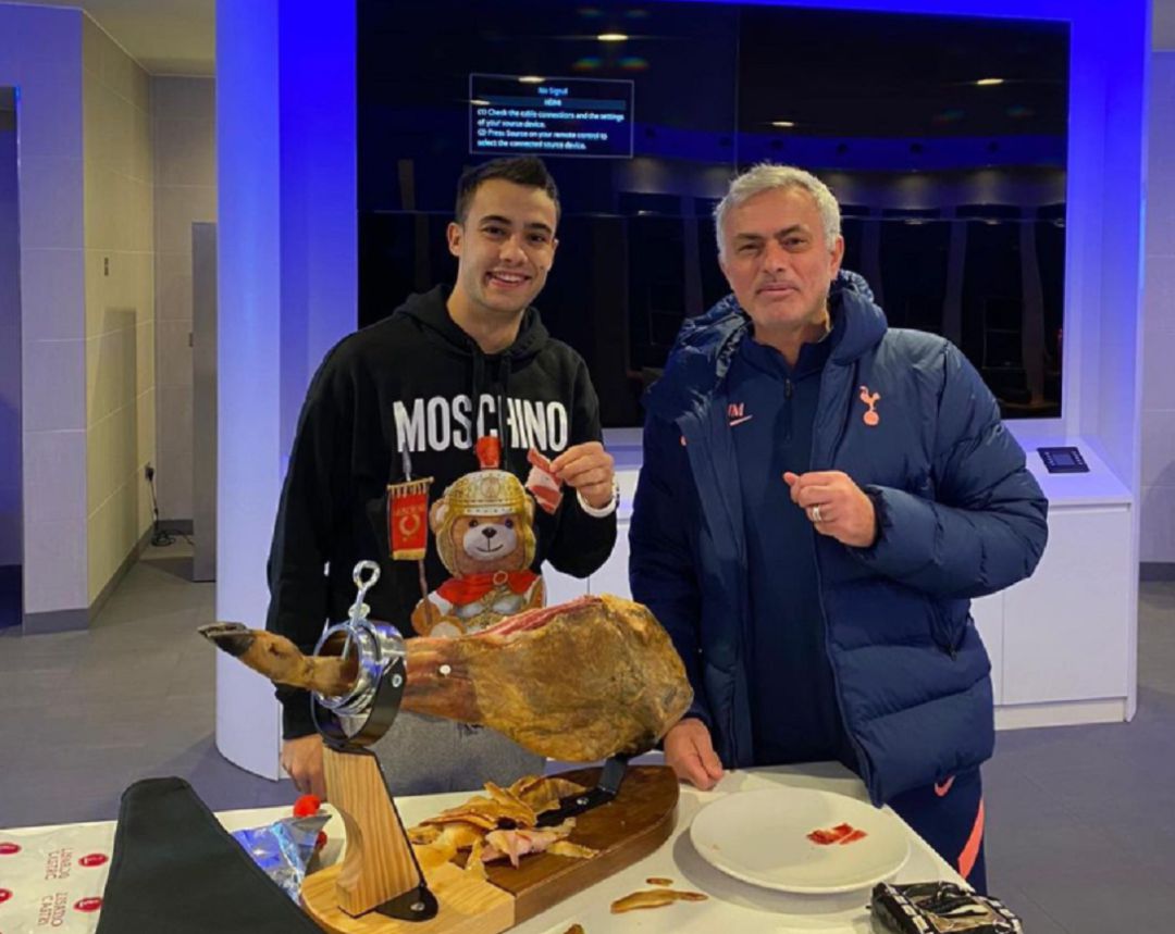 Mourinho y Reguilón posan junto al jamón que el entrenador ha regalado al exmadridista Mourinho y Reguilón posan junto al jamón que el entrenador ha regalado al exmadridista