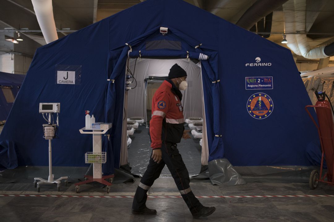 Un policía pasea con mascarilla por un hospital temporal en Turín, Italia Un policía pasea con mascarilla por un hospital temporal en Turín, Italia