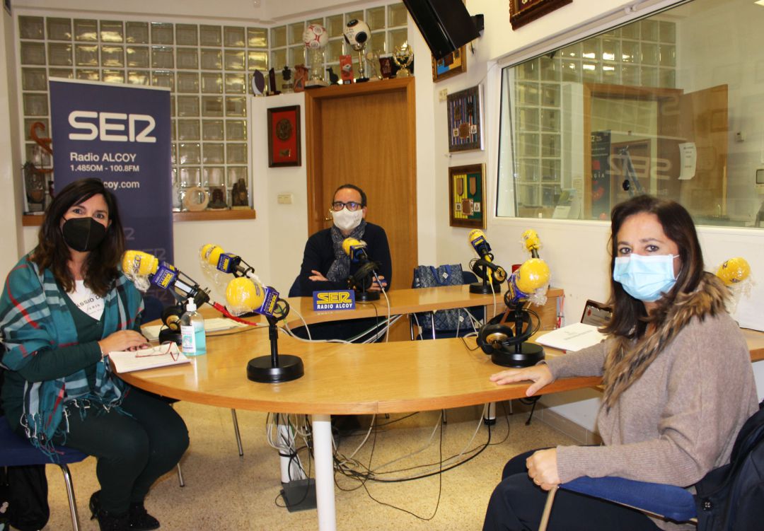 Concha Sánchez, Mónica Corbí y Gabriel Aura, en los estudios de Radio Alcoy Concha Sánchez, Mónica Corbí y Gabriel Aura, en los estudios de Radio Alcoy