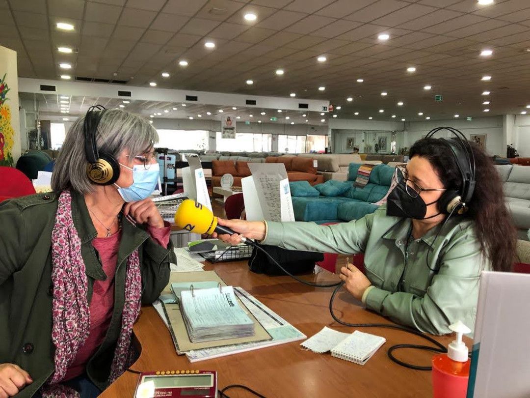 La imagen recoge la intervención de Palma Gutiérrez responsable de Mundo Sofá en el polígono comercial de Palmones. La imagen recoge la intervención de Palma Gutiérrez responsable de Mundo Sofá en el polígono comercial de Palmones.