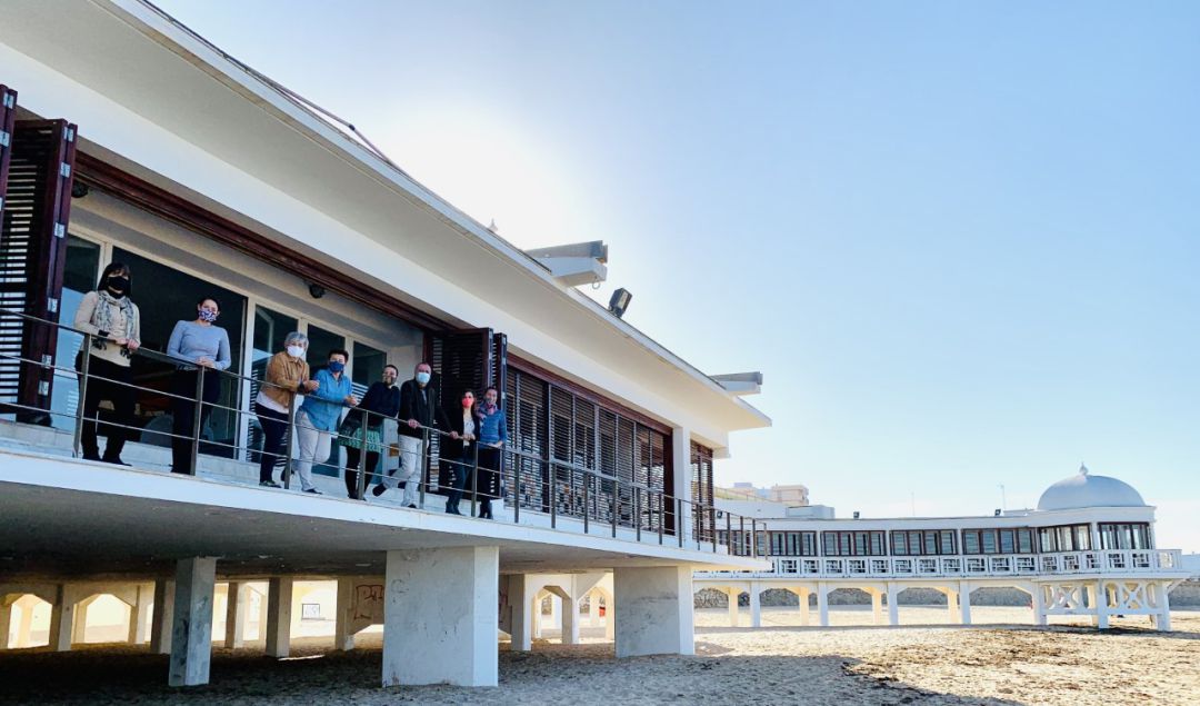 El personal del Centro Arqueología Subacuática asomado al balcón del Balneario de la Palma El personal del Centro Arqueología Subacuática asomado al balcón del Balneario de la Palma