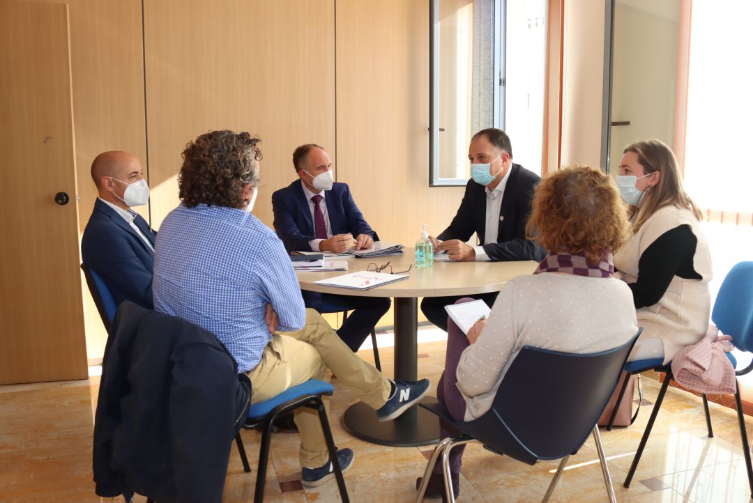 Reunión entre representantes de la Cámara de Comercio de Castellón y el Ayuntamiento de Onda Reunión entre representantes de la Cámara de Comercio de Castellón y el Ayuntamiento de Onda