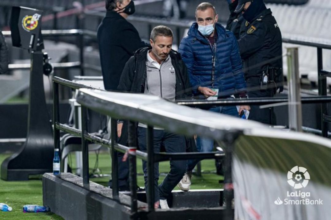 Óscar Cano toma el túner de vestuarios tras perder ante el Alcorcón en Castalia Óscar Cano toma el túner de vestuarios tras perder ante el Alcorcón en Castalia