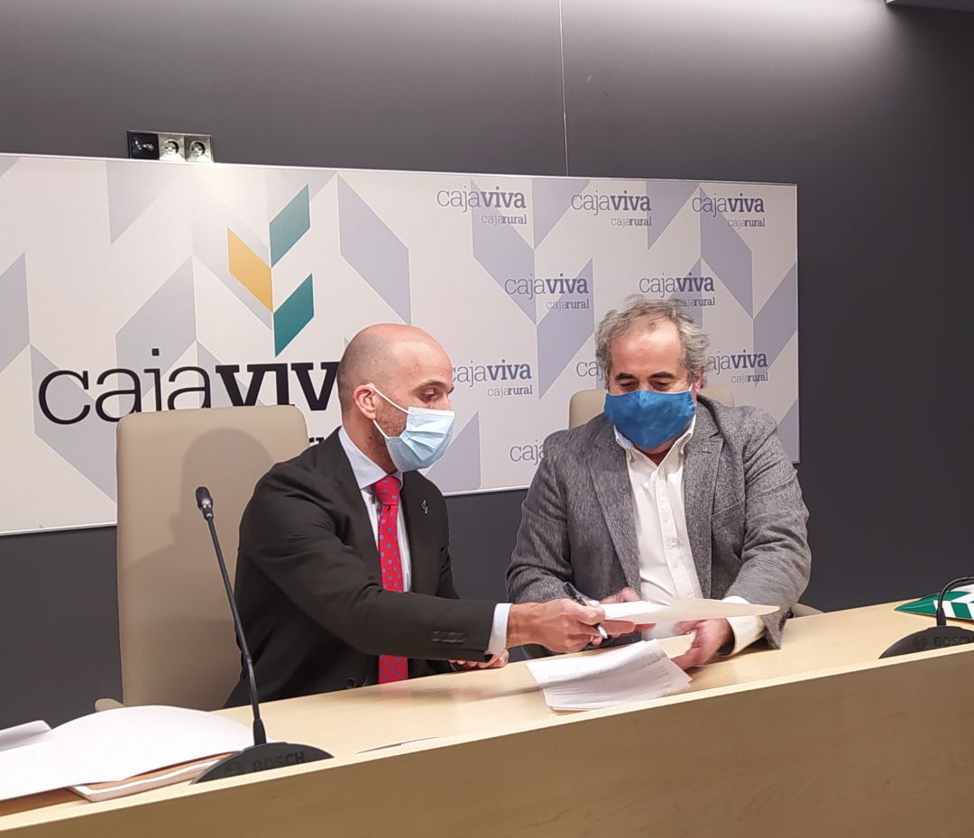El presidente de la IGP Morcilla de Burgos, Roberto Da Silva (dcha) firma el convenio con el director del área de negocio de Caja Viva Caja Rural, Javier Casado El presidente de la IGP Morcilla de Burgos, Roberto Da Silva (dcha) firma el convenio con el director del área de negocio de Caja Viva Caja Rural, Javier Casado