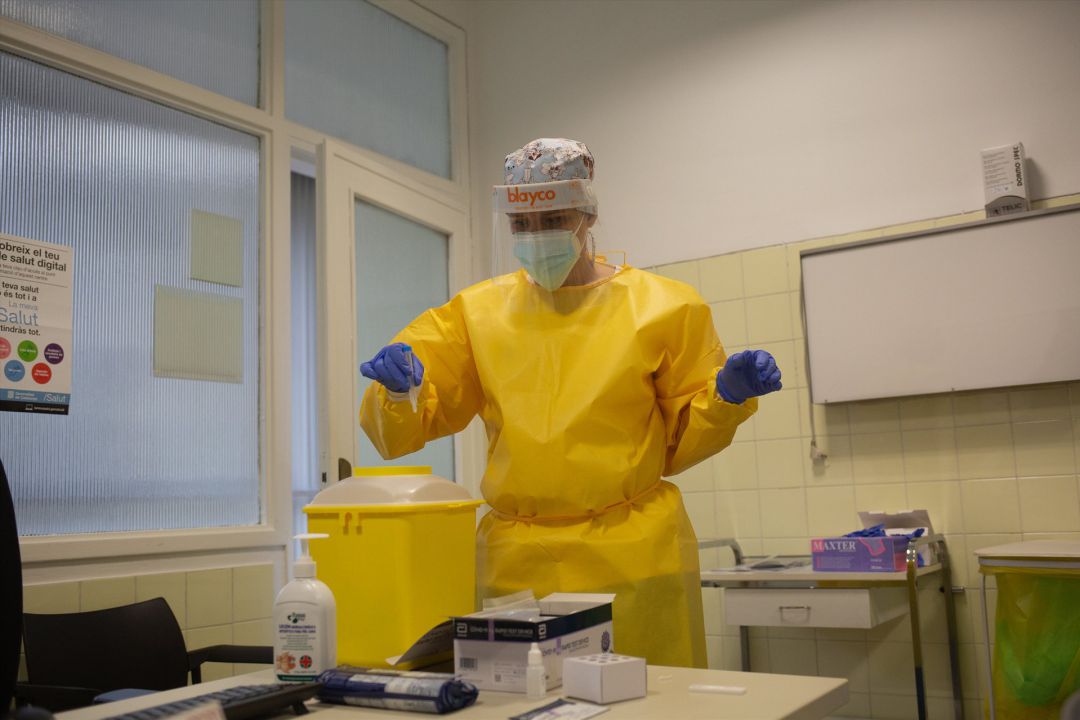Una sanitaria introduce en una papelera habilitada restos de materiales utilizados para realizar test rápidos de antígenos de detección de coronavirus, en el Centro de Atención Primaria Una sanitaria introduce en una papelera habilitada restos de materiales utilizados para realizar test rápidos de antígenos de detección de coronavirus, en el Centro de Atención Primaria