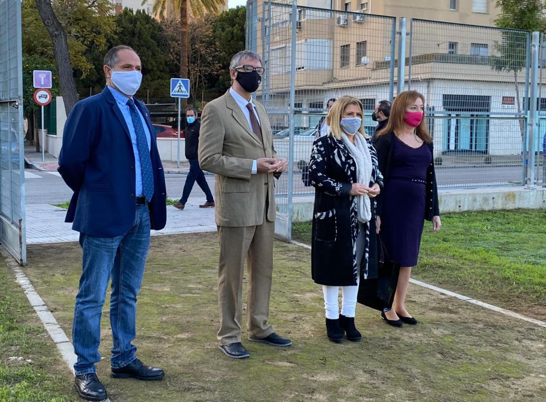El rector de la UCA Francisco Piniella junto a la alcaldesa de Jerez Mamen Sánchez durante la apertura de la puerta que comunica el campus con Princijerez El rector de la UCA Francisco Piniella junto a la alcaldesa de Jerez Mamen Sánchez durante la apertura de la puerta que comunica el campus con Princijerez