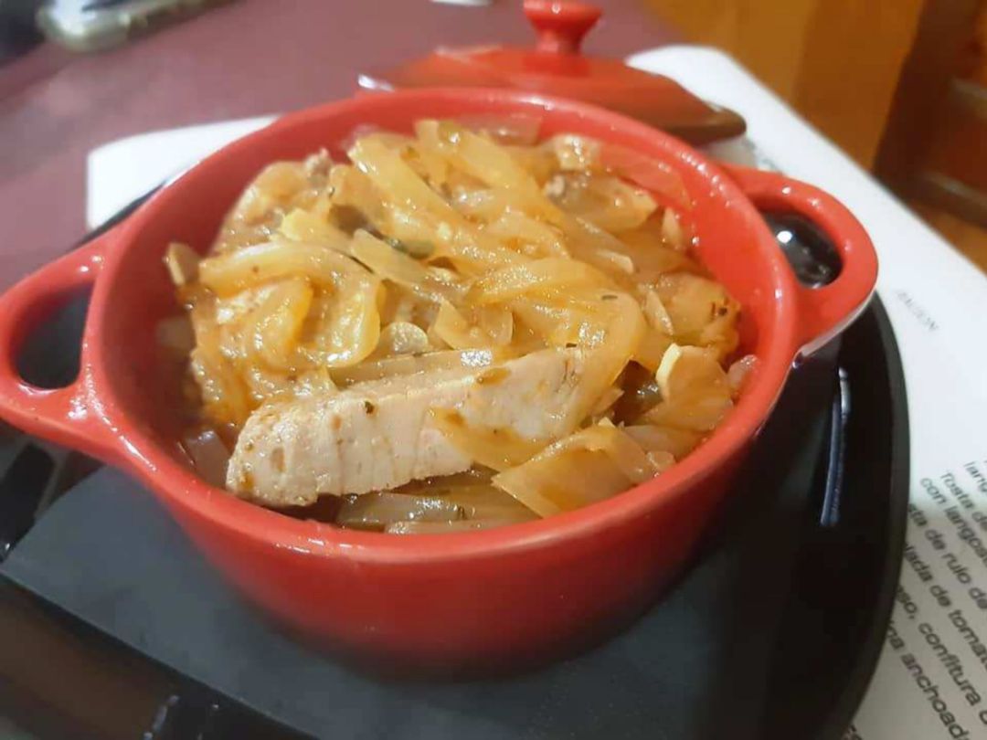 Cazuela de atún encebollado Cazuela de atún encebollado