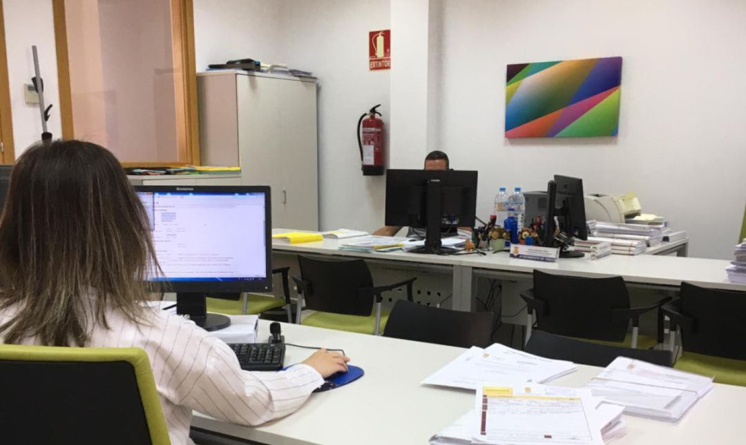 Empleados en oficina (archivo). Empleados en oficina (archivo).