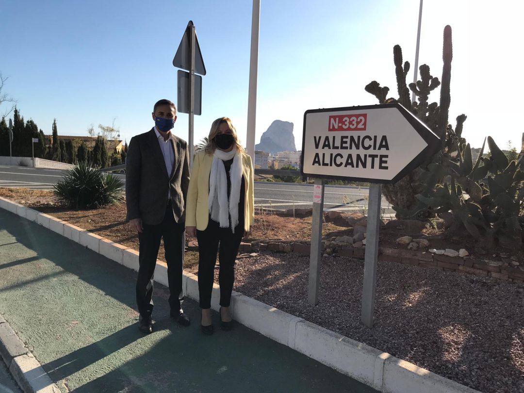 César Sánchez y Ana Sala reivindican en la N332 la necesidad de una pasarela para cruzar la carretera. César Sánchez y Ana Sala reivindican en la N332 la necesidad de una pasarela para cruzar la carretera.