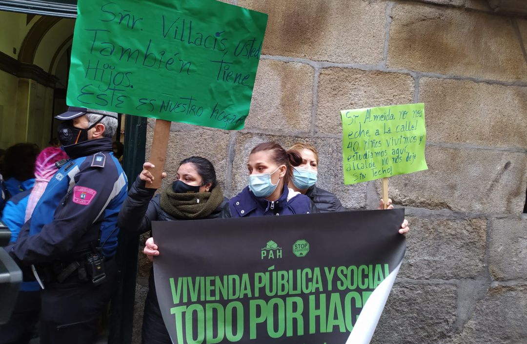 Tres vecinas del edificio de la calle Luna 32 se suman a las protestas contra el desalojo en esa calle Tres vecinas del edificio de la calle Luna 32 se suman a las protestas contra el desalojo en esa calle