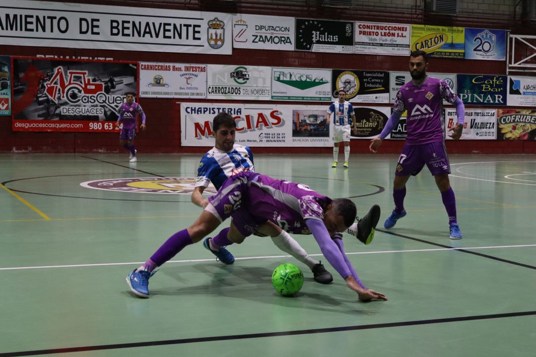 Vilela defiende la pelota ante la defensa del Benavente. Vilela defiende la pelota ante la defensa del Benavente.