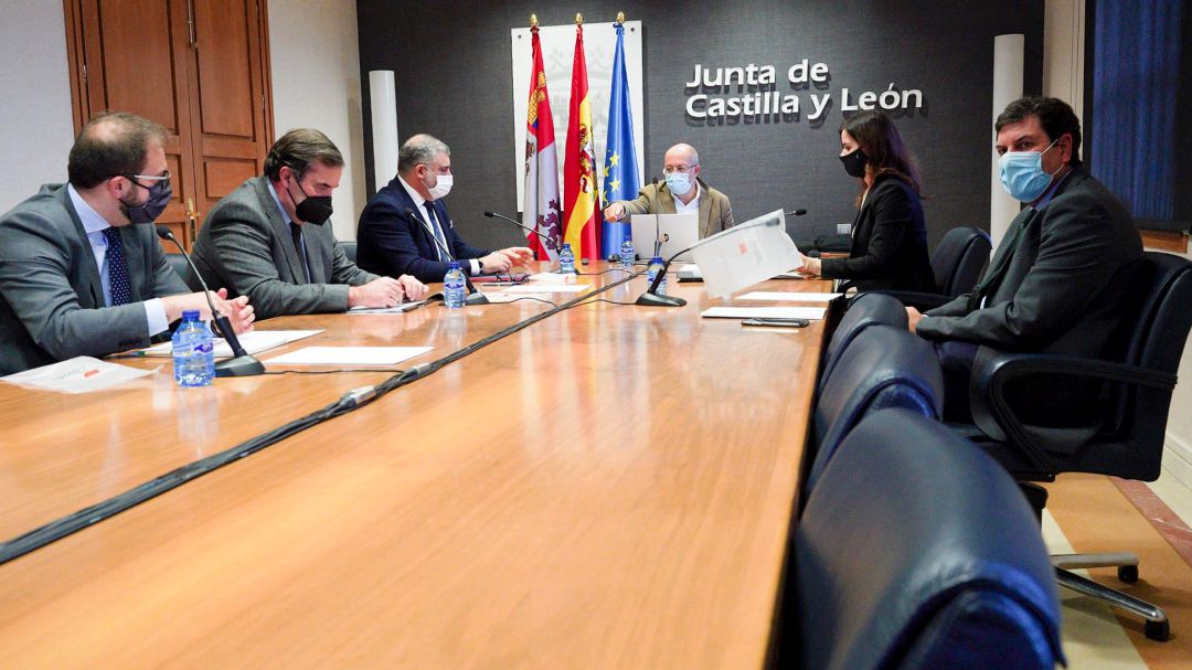 Reunión en la Junta Reunión en la Junta