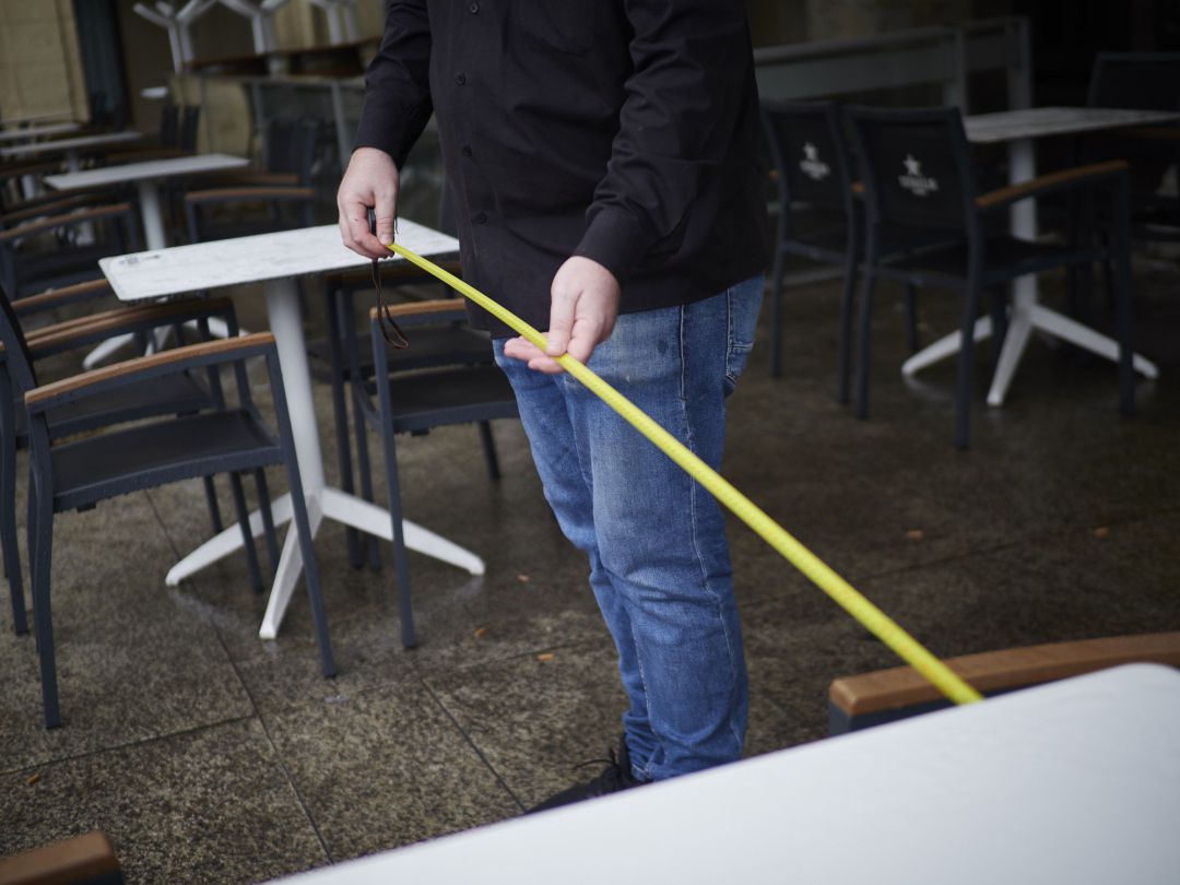 Camarero de una terraza de Pamplona utiliza un metro para asegurarse de que las medidas de distanciamiento son las correctas. Camarero de una terraza de Pamplona utiliza un metro para asegurarse de que las medidas de distanciamiento son las correctas.