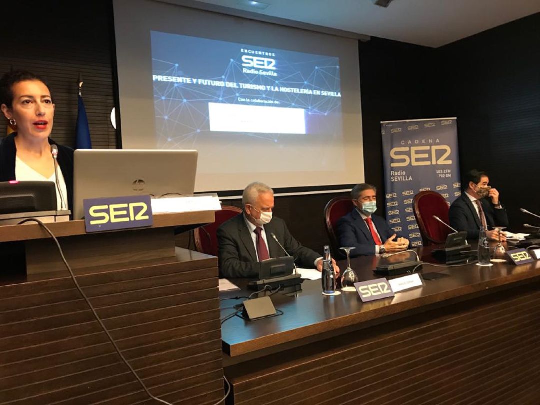 De izquierda a derecha, Manuel Córnax, presidente de la Asociación de Hoteles de Sevilla, Eugenio Molina, director de Operaciones Área Sur de Coca Cola European Partners Iberia, y Antonio Luque, presidente de la Asociación de Hostelería de Sevilla. La mesa ha estado moderada por la periodista Elena Carazo. De izquierda a derecha, Manuel Córnax, presidente de la Asociación de Hoteles de Sevilla, Eugenio Molina, director de Operaciones Área Sur de Coca Cola European Partners Iberia, y Antonio Luque, presidente de la Asociación de Hostelería de Sevilla. La mesa ha estado moderada por la periodista Elena Carazo.