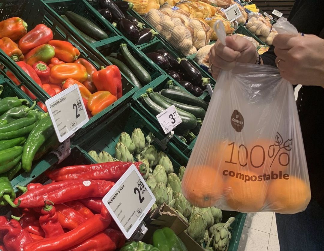 Consum elimina más de 1.300 toneladas de plástico al año con su Plan de Reducción de Envases y Embalajes Consum elimina más de 1.300 toneladas de plástico al año con su Plan de Reducción de Envases y Embalajes