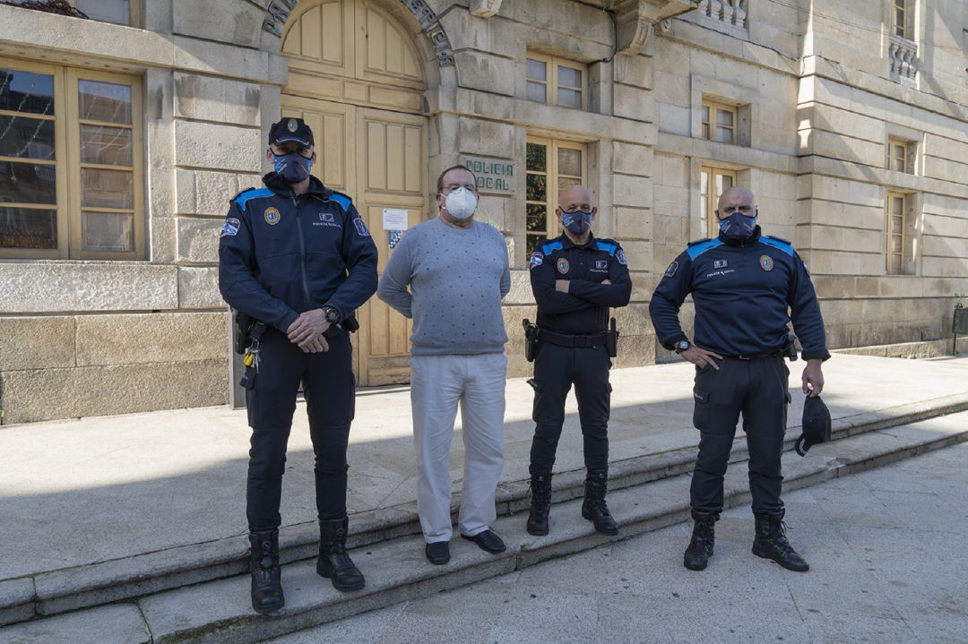 David González, José Ramírez, Avelino Martínez y Manuel Arca, los agentes de la Policía Local de Tui premiados por su labor tras la explosión de Paramos. David González, José Ramírez, Avelino Martínez y Manuel Arca, los agentes de la Policía Local de Tui premiados por su labor tras la explosión de Paramos.