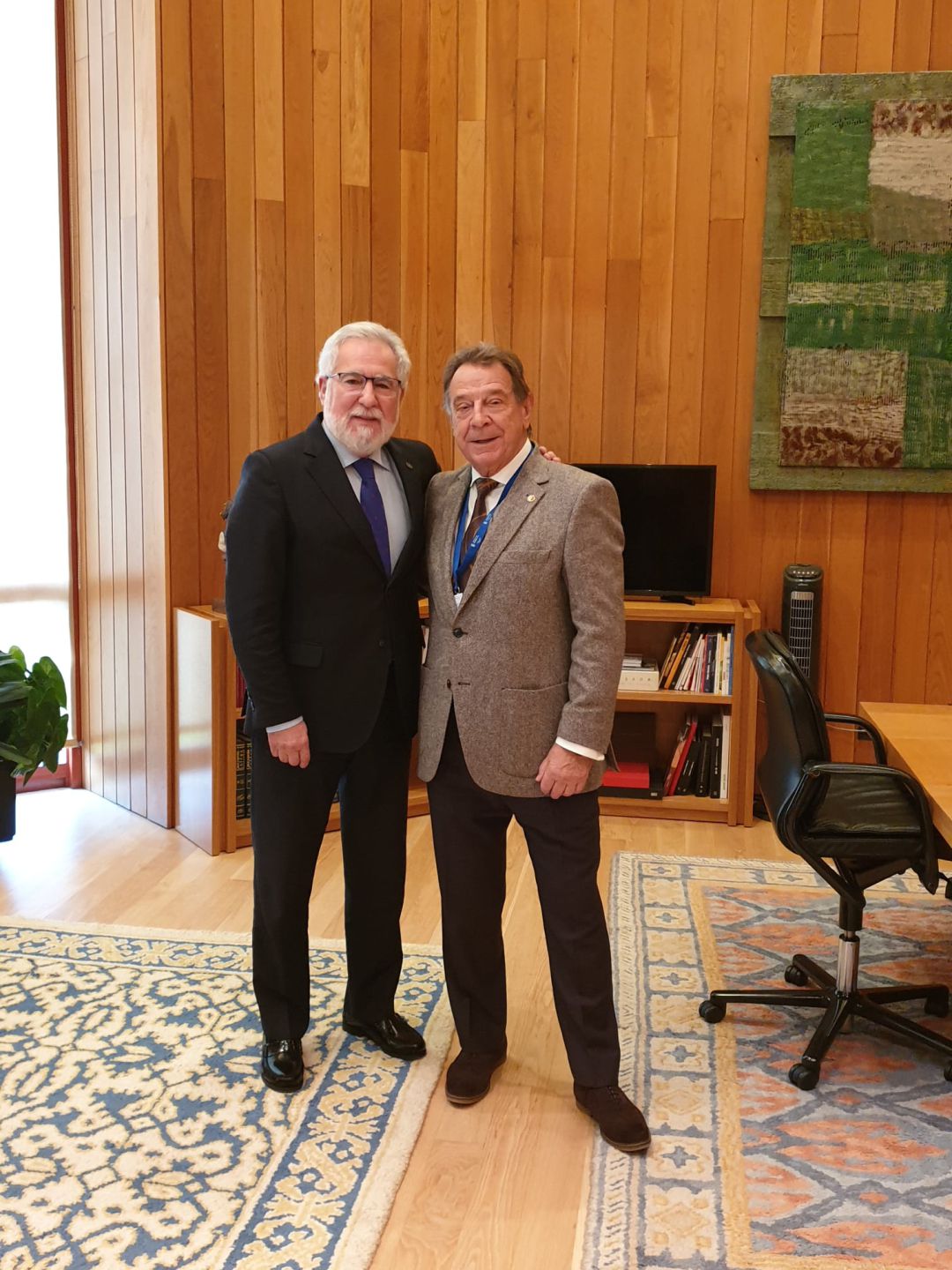 Carlos Mantilla en una foto con Miguel Santalices, presidente del Parlamento de Galicia Carlos Mantilla en una foto con Miguel Santalices, presidente del Parlamento de Galicia
