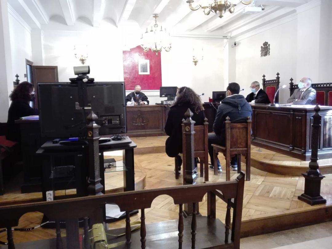 El acusado, junto a la intérprete de árabe, se somete a las preguntas de las partes actuantes en la vista oral celebrada en la Audiencia Provincial El acusado, junto a la intérprete de árabe, se somete a las preguntas de las partes actuantes en la vista oral celebrada en la Audiencia Provincial