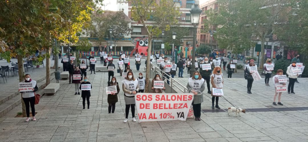 Concentración de los salones de belleza de Puertollano frente al Ayuntamiento pidiendo la bajada del IVA en el sector Concentración de los salones de belleza de Puertollano frente al Ayuntamiento pidiendo la bajada del IVA en el sector