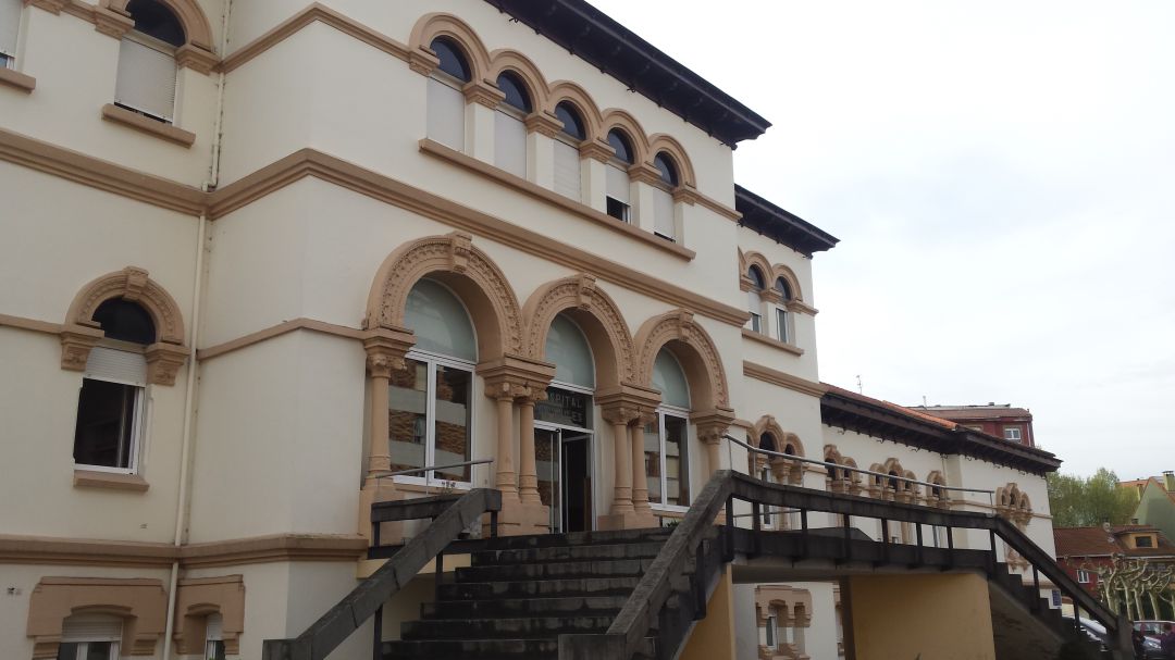 Exteriores del Hospital Avilés donde se detectó el brote. Exteriores del Hospital Avilés donde se detectó el brote.