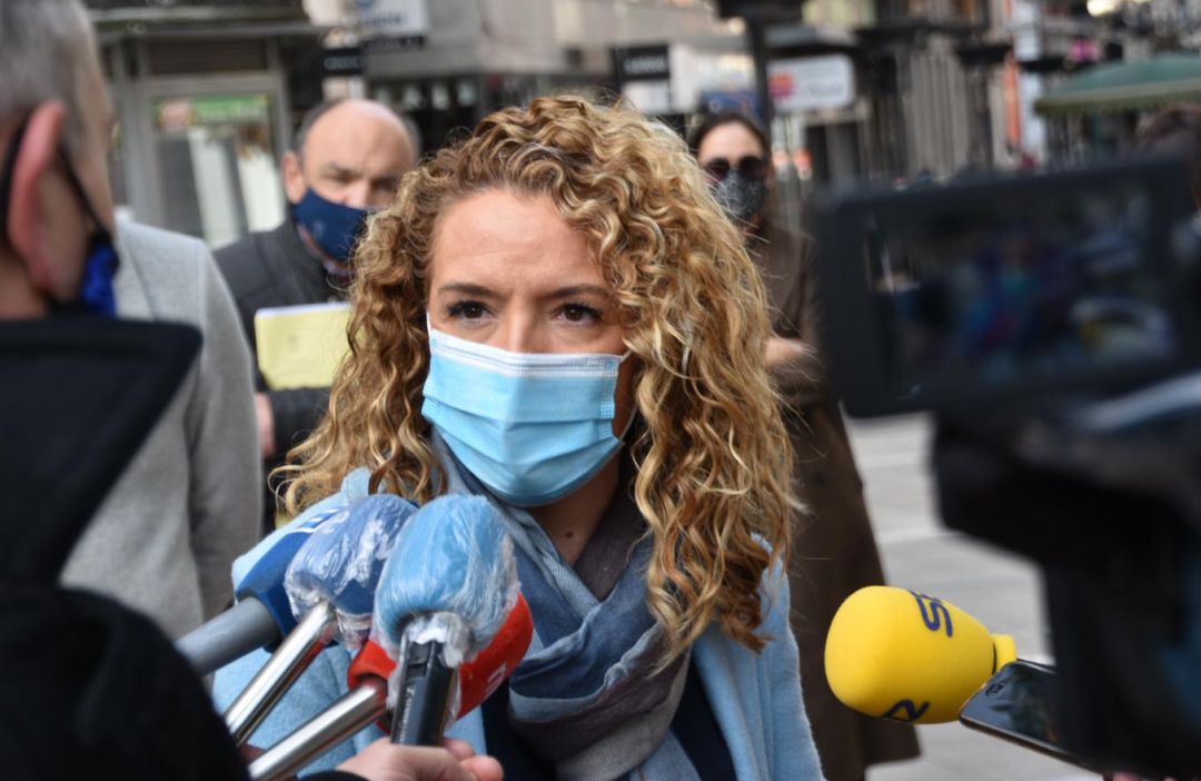 Teresa Mallada atendiendo a los medios tras la presentación del recurso. Teresa Mallada atendiendo a los medios tras la presentación del recurso.