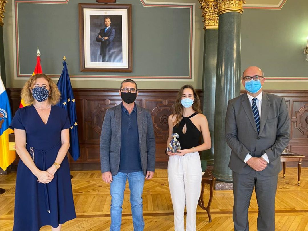 Los representantes del IES Teguise tras recibir el galardón de manos del delegado del Gobierno, Anselmo Pestana. Los representantes del IES Teguise tras recibir el galardón de manos del delegado del Gobierno, Anselmo Pestana.