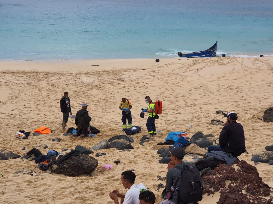 Las personas llegadas en patera a La Graciosa siendo atendidas por los servicios de emergencia. Las personas llegadas en patera a La Graciosa siendo atendidas por los servicios de emergencia.