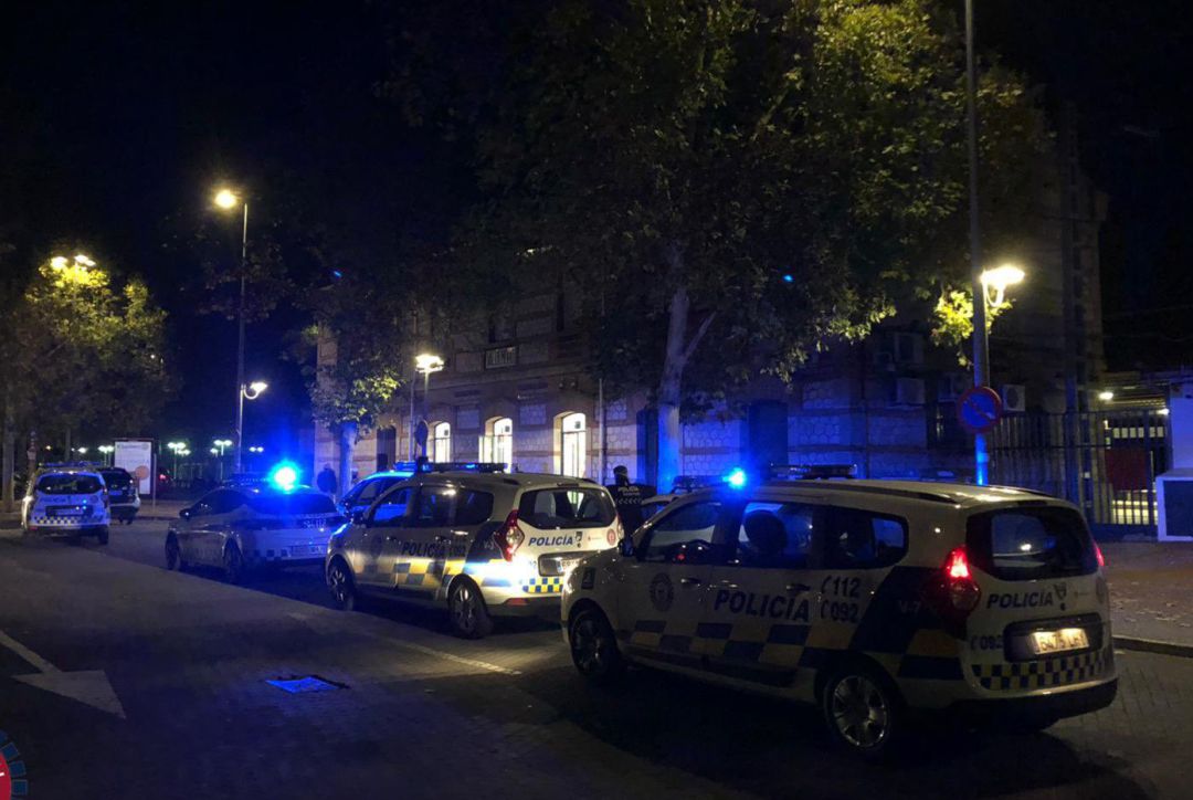 Imagen del operativo policial en la estación de Cercanías para evitar la llegada de jóvenes de fiesta desde otros puntos de la región. Imagen del operativo policial en la estación de Cercanías para evitar la llegada de jóvenes de fiesta desde otros puntos de la región.