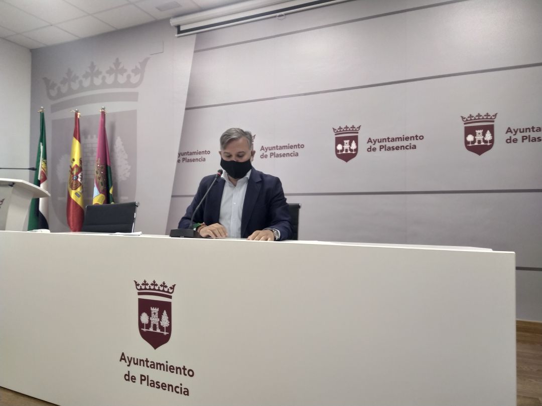 El alcalde de Plasencia, Fernando Pizarro, durante su comparecencia de hoy El alcalde de Plasencia, Fernando Pizarro, durante su comparecencia de hoy
