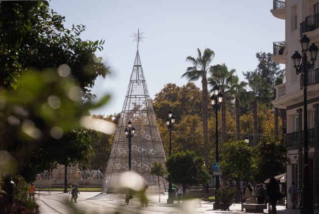 El árbol de Navidad adorna la Puerta de Jerez en Sevilla (Andalucía, España). El árbol de Navidad adorna la Puerta de Jerez en Sevilla (Andalucía, España).