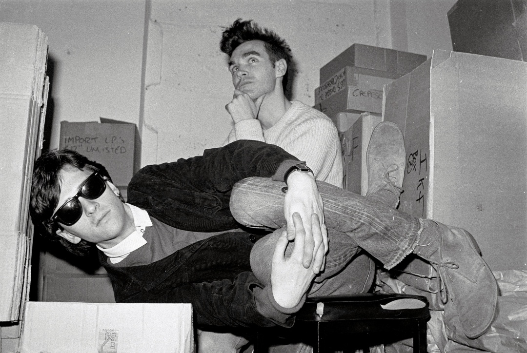 Johnny Marr y Morrissey posan en las oficinas de Londres del sello Rough Trade en 1983 Johnny Marr y Morrissey posan en las oficinas de Londres del sello Rough Trade en 1983