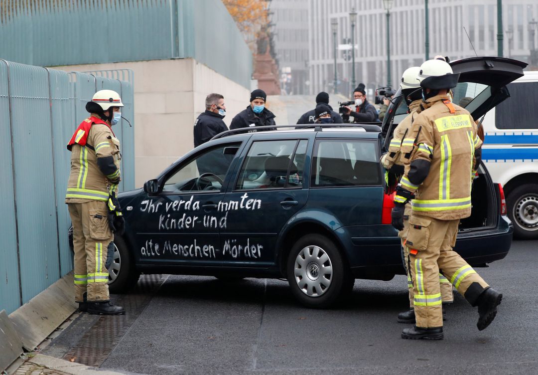 "Malditos asesinos de niños y ancianos", se puede leer en uno de los lados del coche "Malditos asesinos de niños y ancianos", se puede leer en uno de los lados del coche
