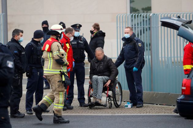 Los bomberos atienden al hombre que se estrelló con su automóvil contra la puerta principal de la cancillería en Berlín Los bomberos atienden al hombre que se estrelló con su automóvil contra la puerta principal de la cancillería en Berlín