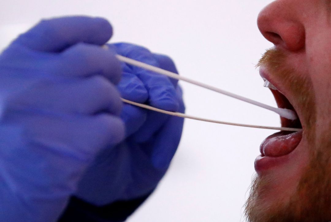 Un sanitario toma muestras para la realización de pruebas PCR Un sanitario toma muestras para la realización de pruebas PCR