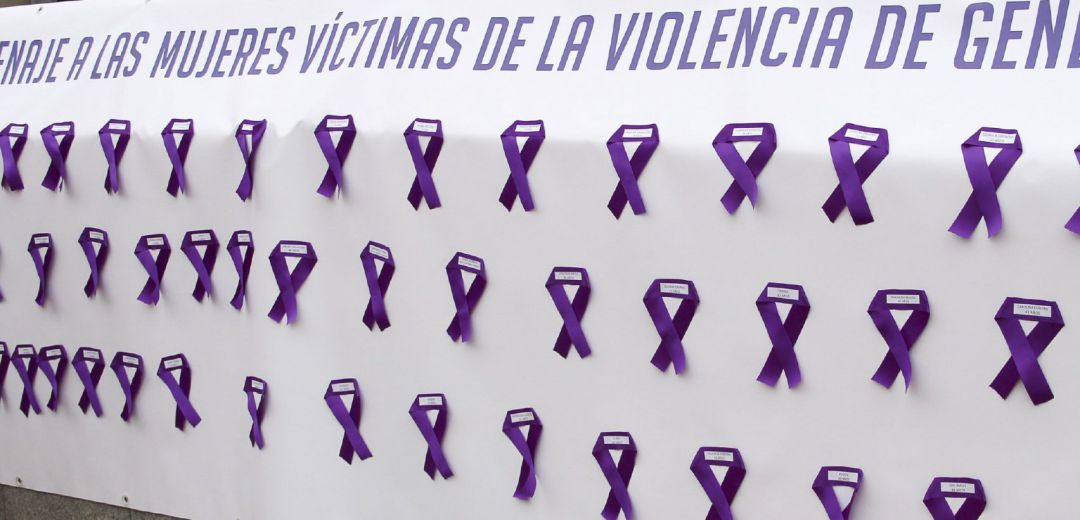 Los lazos morados recuerdan a las mujeres víctimas de la violencia de género Los lazos morados recuerdan a las mujeres víctimas de la violencia de género