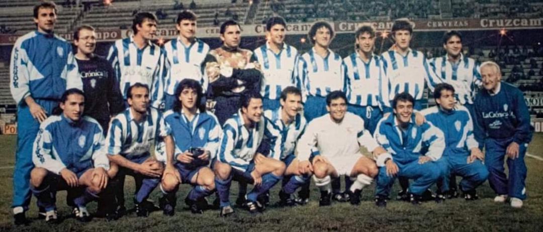 Histórica foto de MAradona posando con la plantilla blanquiazul Histórica foto de MAradona posando con la plantilla blanquiazul
