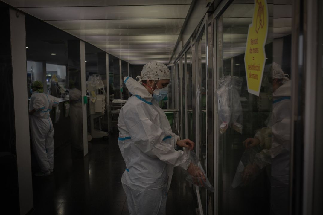 Un trabajador sanitario protegido en una Unidad de Cuidados Intensivos, en una imagen de archivo Un trabajador sanitario protegido en una Unidad de Cuidados Intensivos, en una imagen de archivo