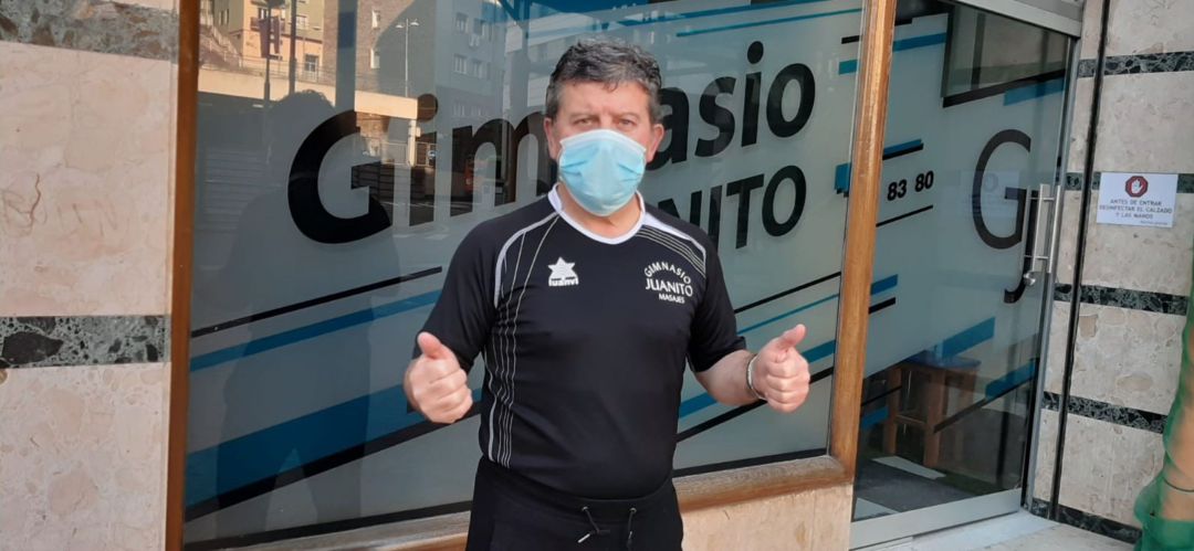 Juan López 'Juanito' en la puerta de su gimnasio, en el centro de Eibar Juan López 'Juanito' en la puerta de su gimnasio, en el centro de Eibar