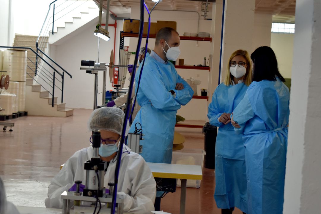 Visita de la alcaldesa de petrer a una nueva empresa de mascarillas local Visita de la alcaldesa de petrer a una nueva empresa de mascarillas local
