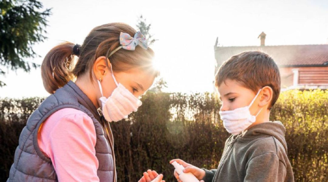 Niños con mascarilla se lavan con gel hidroalcohólico. Niños con mascarilla se lavan con gel hidroalcohólico.