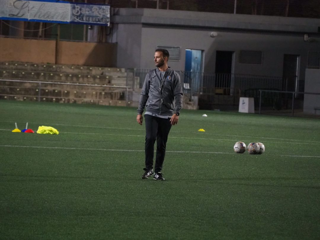 Álex Pallarés durante un entrenamiento con el CF Gandia Álex Pallarés durante un entrenamiento con el CF Gandia