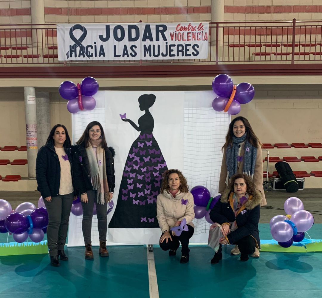 Acto institucional en 2.019, con concejala de Igualdad, técnicas del CMIM y la psicóloga, Maribel del Moral, de pie a la izquierda Acto institucional en 2.019, con concejala de Igualdad, técnicas del CMIM y la psicóloga, Maribel del Moral, de pie a la izquierda