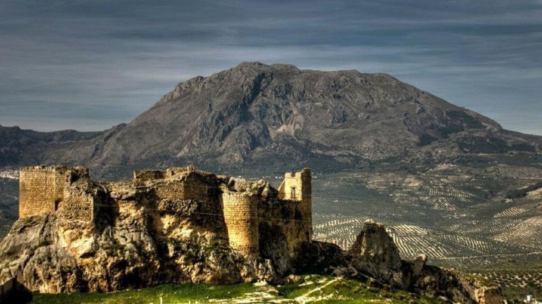 El Castillo de Bedmar en primer plano, con Sierra Mágina de fondo El Castillo de Bedmar en primer plano, con Sierra Mágina de fondo
