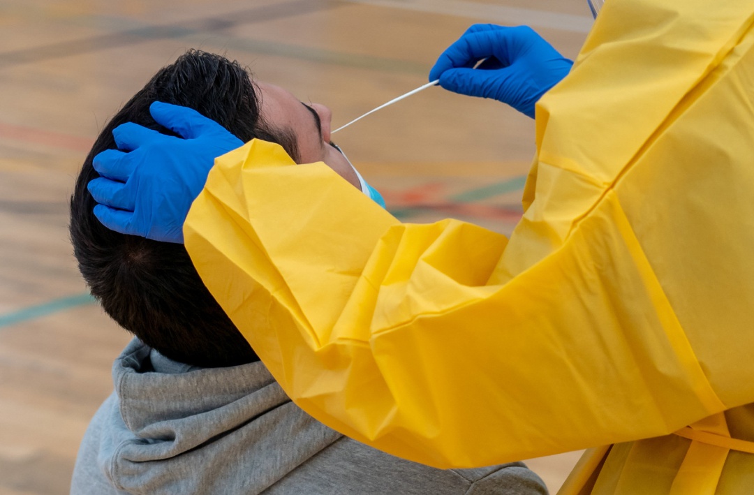Sanitarios trabajando durante las pruebas de cribado de covid-19 con test de antígenos. Archivo. Sanitarios trabajando durante las pruebas de cribado de covid-19 con test de antígenos. Archivo.