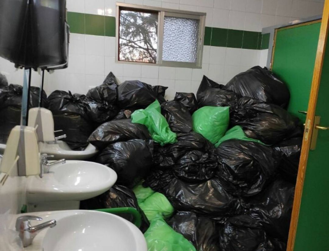 Bolsas de basura con residuos de coronavirus se acumulan en el baño de la residencia de mayores de Navalcarnero. Bolsas de basura con residuos de coronavirus se acumulan en el baño de la residencia de mayores de Navalcarnero.