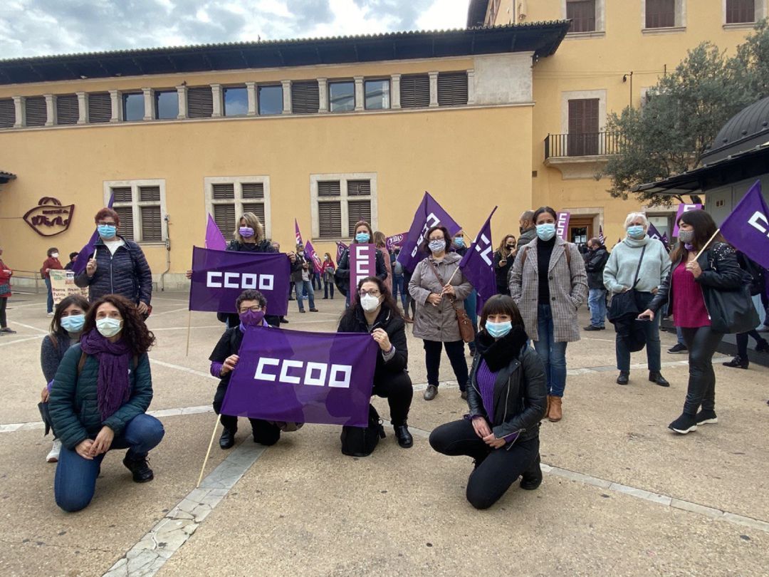Concentración de los sindicatos UGT y CCOO este miércoles por la mañana en la Plaza del Olivar de Palma. Concentración de los sindicatos UGT y CCOO este miércoles por la mañana en la Plaza del Olivar de Palma.