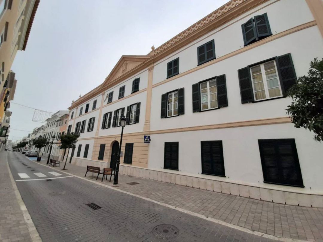 A la residència de Maó s'han trobat dos positius més. A la residència de Maó s'han trobat dos positius més.