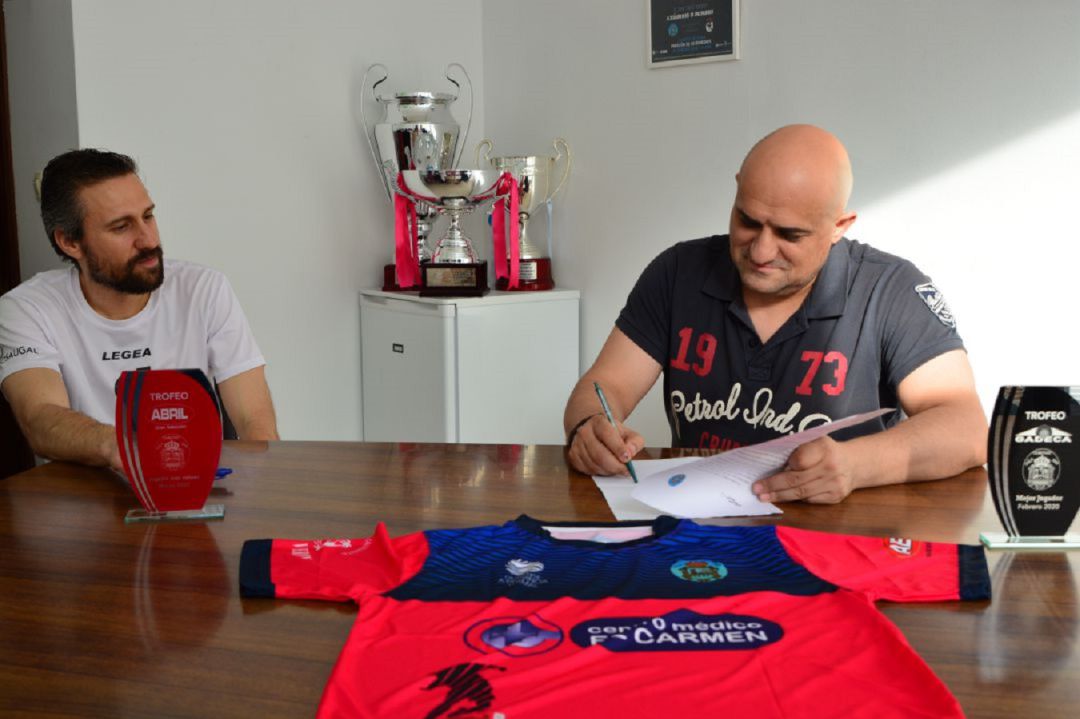 Kike García, presenta su dimisión como entrenador del Sala Ourense Kike García, presenta su dimisión como entrenador del Sala Ourense