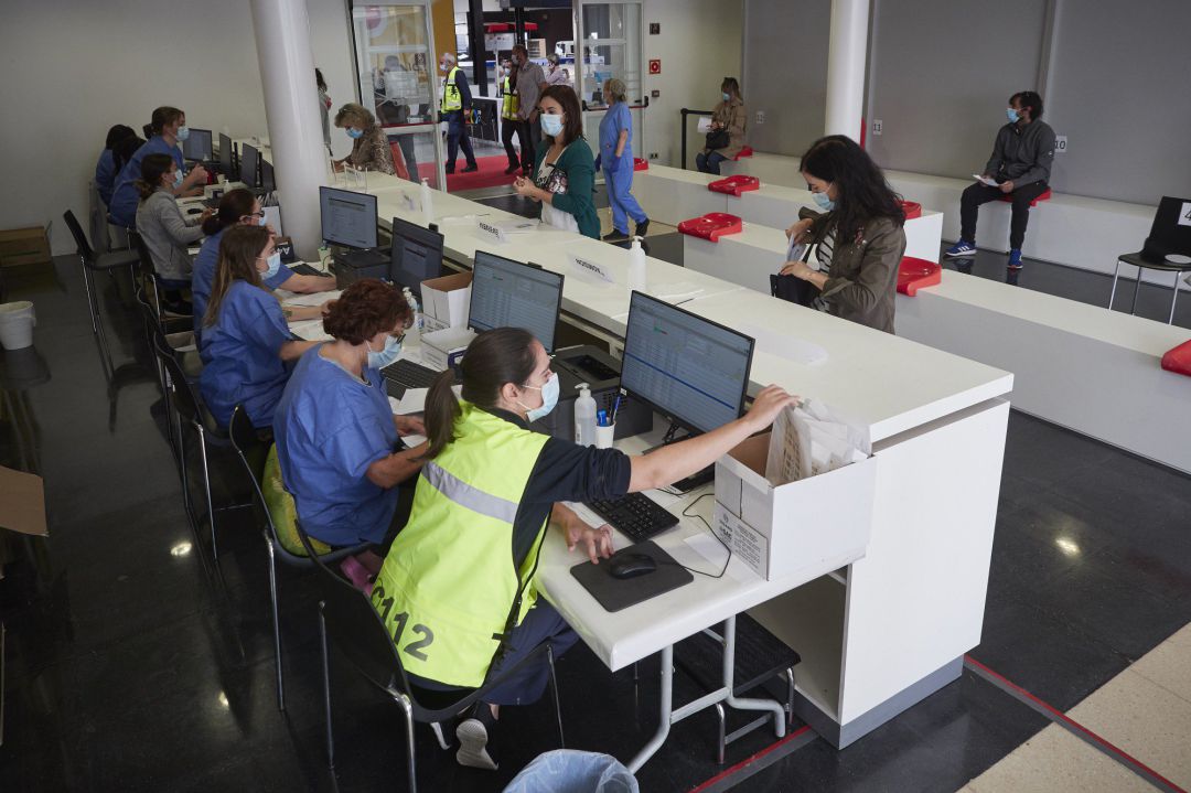 Trabajadores sanitarios protegidos atienden a los pacientes que acude para realizarse una extracción de muestras en el recinto ferial REFENA de Pamplona. Trabajadores sanitarios protegidos atienden a los pacientes que acude para realizarse una extracción de muestras en el recinto ferial REFENA de Pamplona.